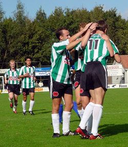 klaas Johan Knevelman neemt de felicitatie in ontvangst na de 1-0 (Foto Helmich Lubberts)